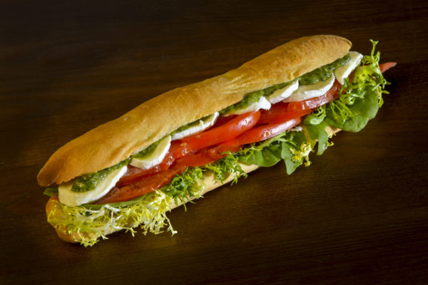 Le sandwich ciabatta tomate mozza basilic